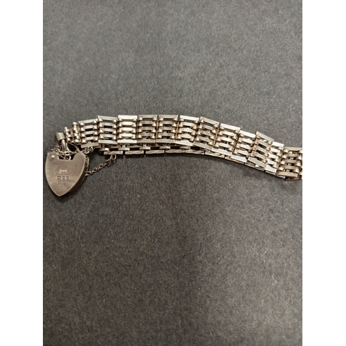 395 - Hallmarked London silver Gate bracelet 16cm