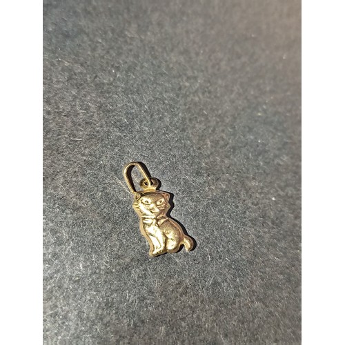 404 - 9ct gold cat pendant 1cm weight 0.33 grams