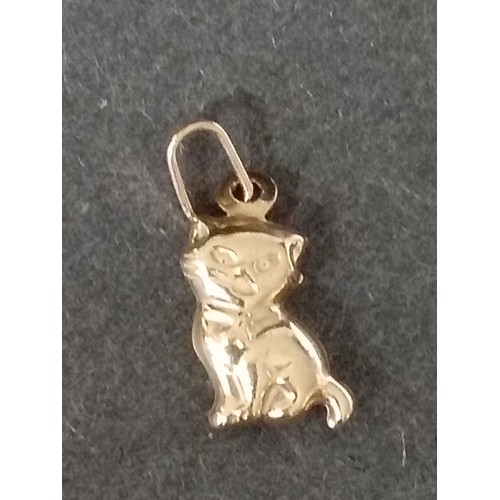 404 - 9ct gold cat pendant 1cm weight 0.33 grams