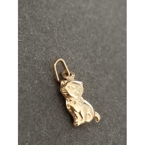 404 - 9ct gold cat pendant 1cm weight 0.33 grams