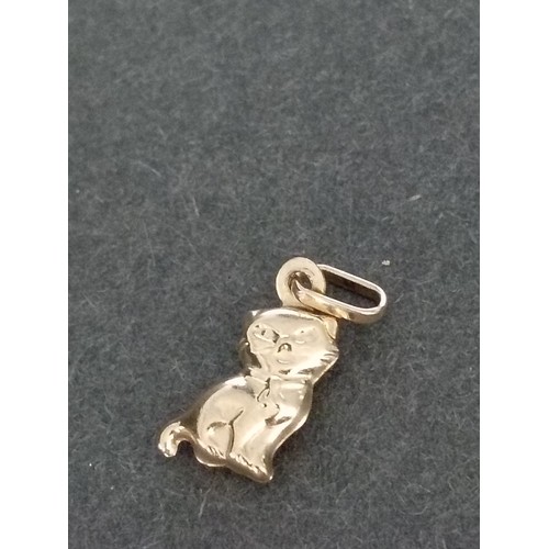 404 - 9ct gold cat pendant 1cm weight 0.33 grams