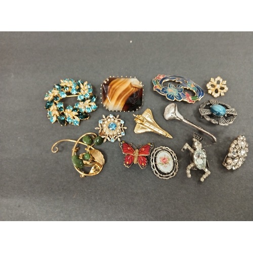 317 - Job lot of vintage brooches