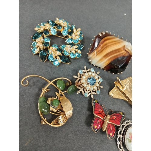 317 - Job lot of vintage brooches