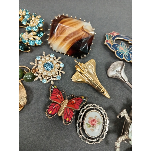 317 - Job lot of vintage brooches