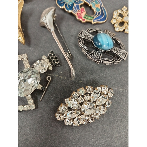 317 - Job lot of vintage brooches