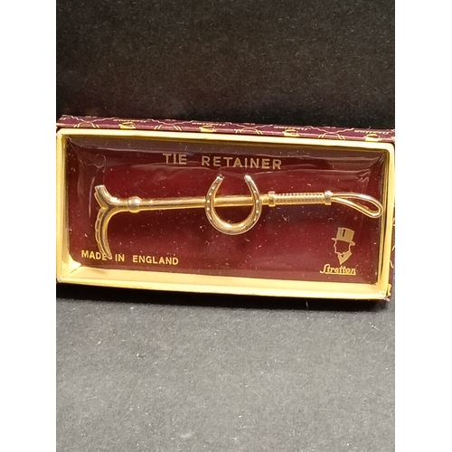 319 - Stratton yellow metal Horse Crop and lucky horseshoe boxed tie clip