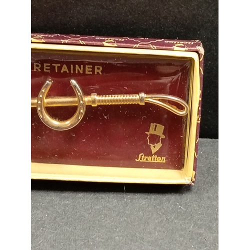 319 - Stratton yellow metal Horse Crop and lucky horseshoe boxed tie clip