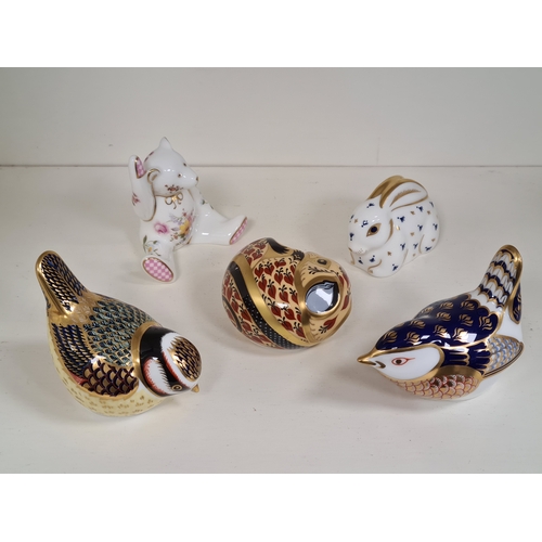 655 - 5 Royal Crown Derby paperweight figures to include 2 birds, rabbit, mouse and teddy. largest H8cm x ... 