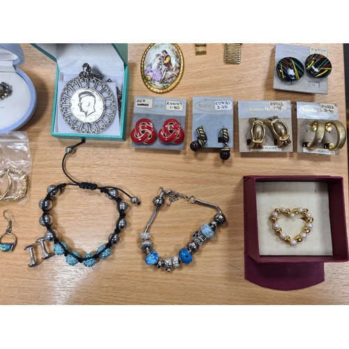 658 - Job lot of mixed metal jewellery to include watches, earrings; necklaces and bracelets. A silver 3D ... 