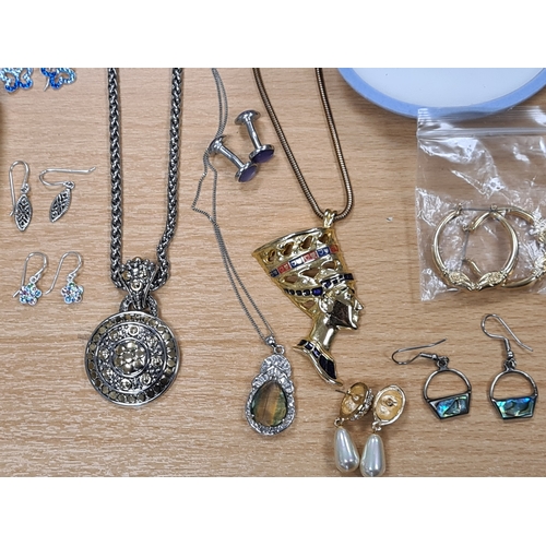 658 - Job lot of mixed metal jewellery to include watches, earrings; necklaces and bracelets. A silver 3D ... 