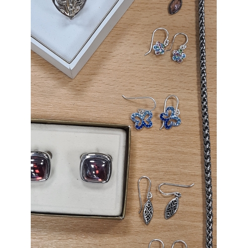 658 - Job lot of mixed metal jewellery to include watches, earrings; necklaces and bracelets. A silver 3D ... 