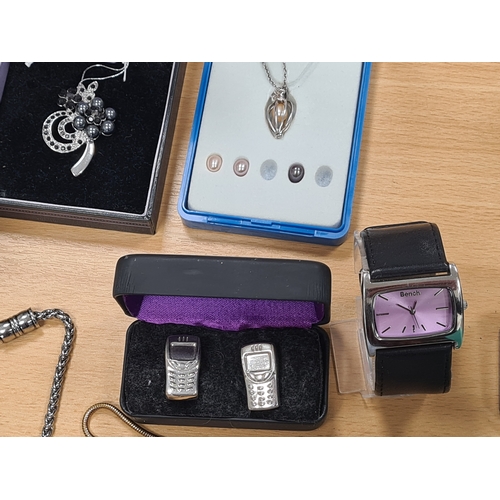 658 - Job lot of mixed metal jewellery to include watches, earrings; necklaces and bracelets. A silver 3D ... 