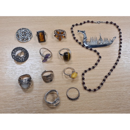 659 - Collection of mainly silver jewellery to include 9 rings; 3 brooches and necklace