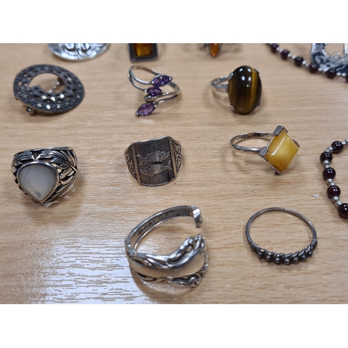 659 - Collection of mainly silver jewellery to include 9 rings; 3 brooches and necklace