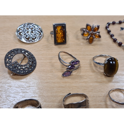 659 - Collection of mainly silver jewellery to include 9 rings; 3 brooches and necklace