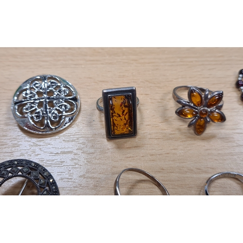 659 - Collection of mainly silver jewellery to include 9 rings; 3 brooches and necklace