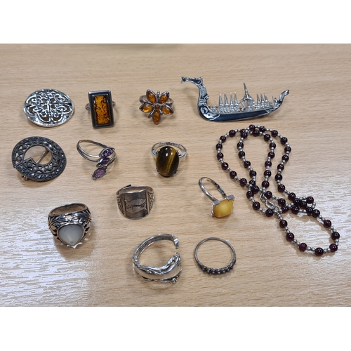 659 - Collection of mainly silver jewellery to include 9 rings; 3 brooches and necklace