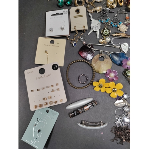 660 - Job lot of costume Jewellery to include earrings, pins, watches and necklaces