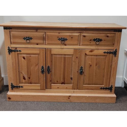 442 - Pine sideboard with three draws. H 51cm x W 117.5 x D 43cm