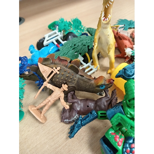 468 - Job lot of vintage animal and dinosaur figures with accessories