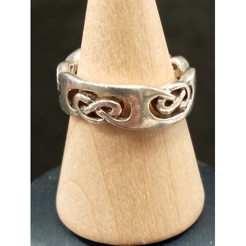 677 - 925 silver celtic band ring size M