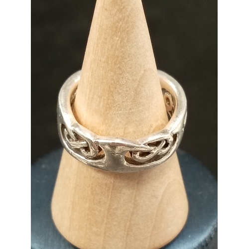 677 - 925 silver celtic band ring size M