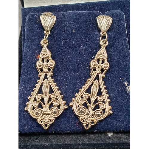 690 - White metal dangle earrings L 5cm