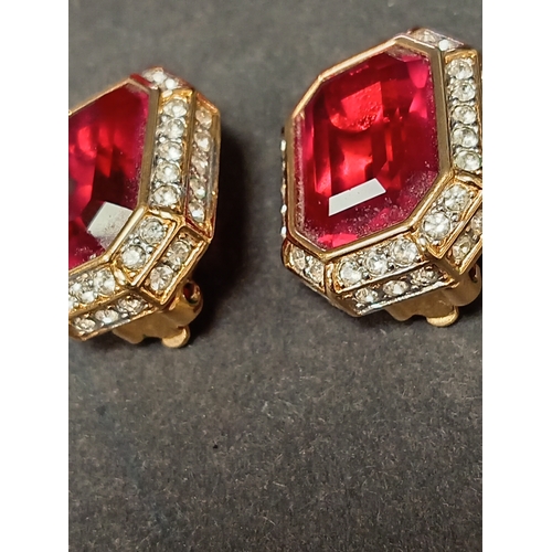 713 - Nina Ricci vintage clip on earrings