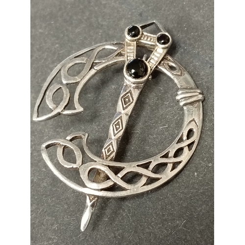 715 - Vintage Sterling silver Celtic penannular brooch. Black onyx stones. Size 4.3cm x 3.3cm.