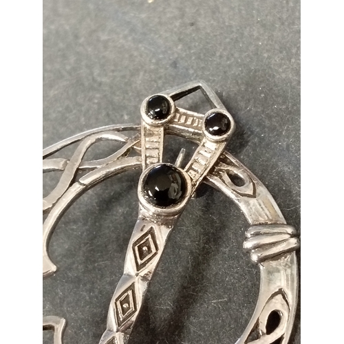 715 - Vintage Sterling silver Celtic penannular brooch. Black onyx stones. Size 4.3cm x 3.3cm.