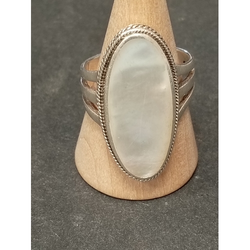 729 - 925 silver mother of pearl ring size N