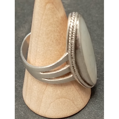 729 - 925 silver mother of pearl ring size N