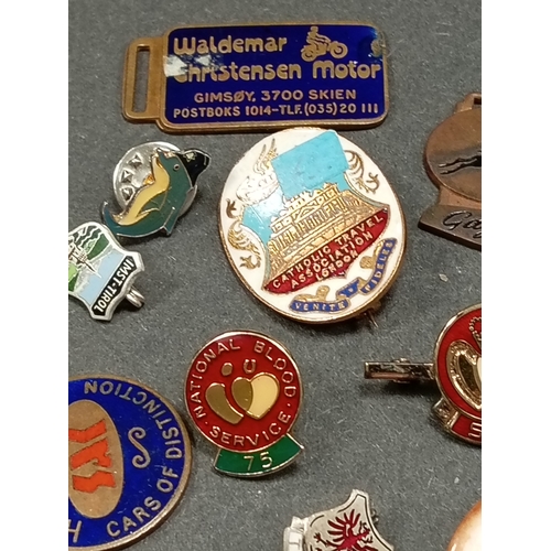 538 - Job lot of pin badges, enamel badges and fobs etc to include British Airways, Gazelle, blood service... 