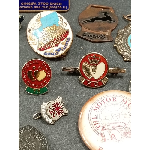 538 - Job lot of pin badges, enamel badges and fobs etc to include British Airways, Gazelle, blood service... 