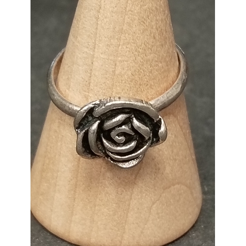 737 - 925 silver flower ring size L