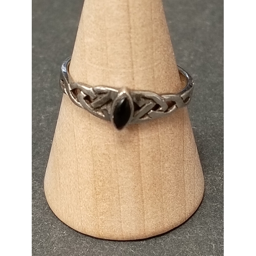 739 - 925 silver celtic band and onyx stone ring size L