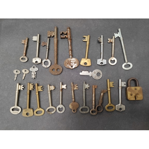 567 - Job lot of vintage keys and a lock