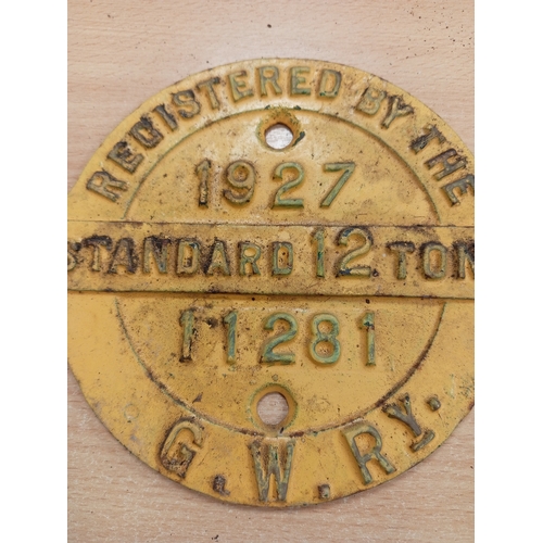 581 - Railwayana cast iron wagon plate Registered By The G. W. Ry Standard 12 Tons 1927 11281