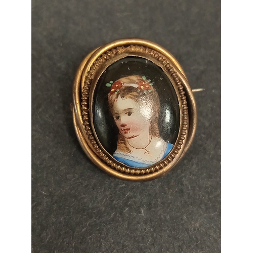 749 - Antique hand painted portrait on shell gold metal miniature brooch 2cm