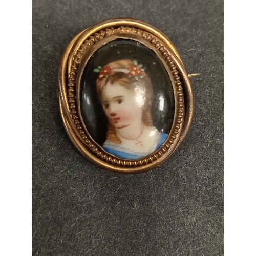 749 - Antique hand painted portrait on shell gold metal miniature brooch 2cm