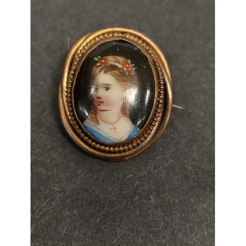 749 - Antique hand painted portrait on shell gold metal miniature brooch 2cm