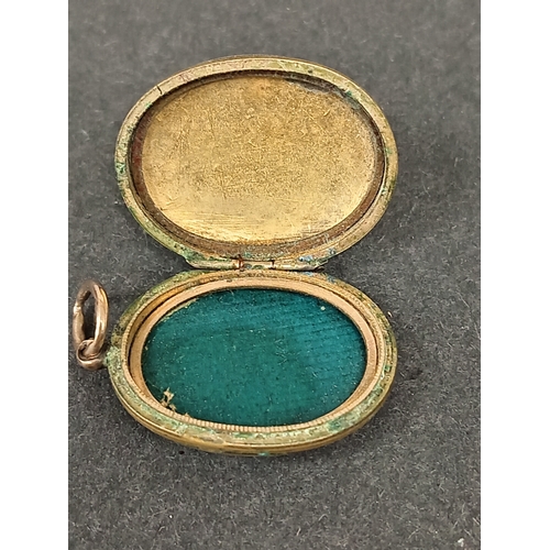 751 - Antique Victorian flower enamelled 9ct gold front and back locket 3cm weight 6.10 grams