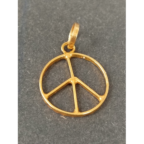 753 - 18ct peace sign pendant 1cm weight 0.67 grams