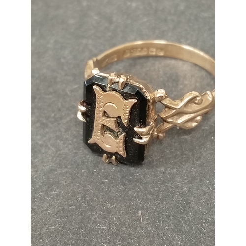 763 - 9ct gold Black onyx Victorian ring size N with the letter E weight 2.8 grams