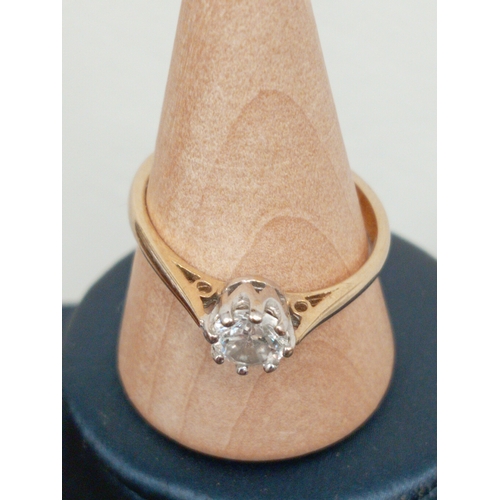 764 - 9ct gold cubic zirconia stone ring size R weight 2.57 grams