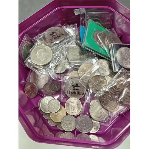 621 - Job lot of mainly British coins and some foreign coins to include Royal Jubilee, five pences, ten pe... 