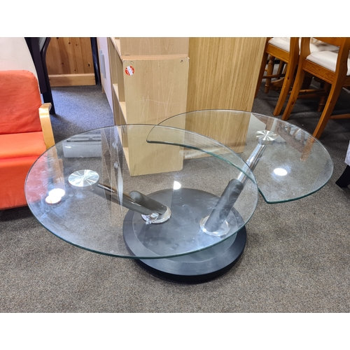 407 - Modern chromed round glass topped twist extendable coffee table which opens to the shape of an 8. H4... 