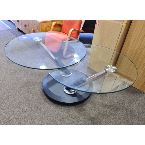 407 - Modern chromed round glass topped twist extendable coffee table which opens to the shape of an 8. H4... 