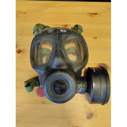 439 - 1980s British Army NATO Respirator NBC S6 MK II. In great condition with 1985 survive to fight manua... 