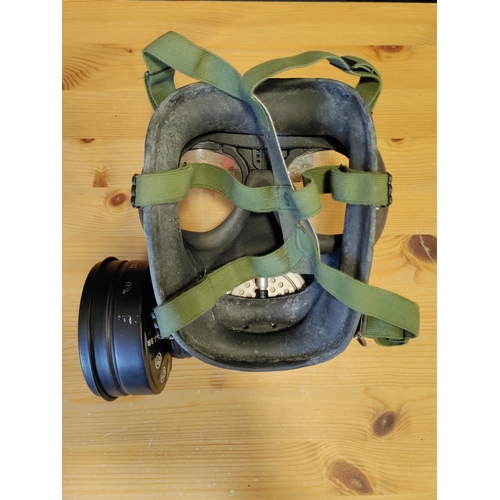 439 - 1980s British Army NATO Respirator NBC S6 MK II. In great condition with 1985 survive to fight manua... 